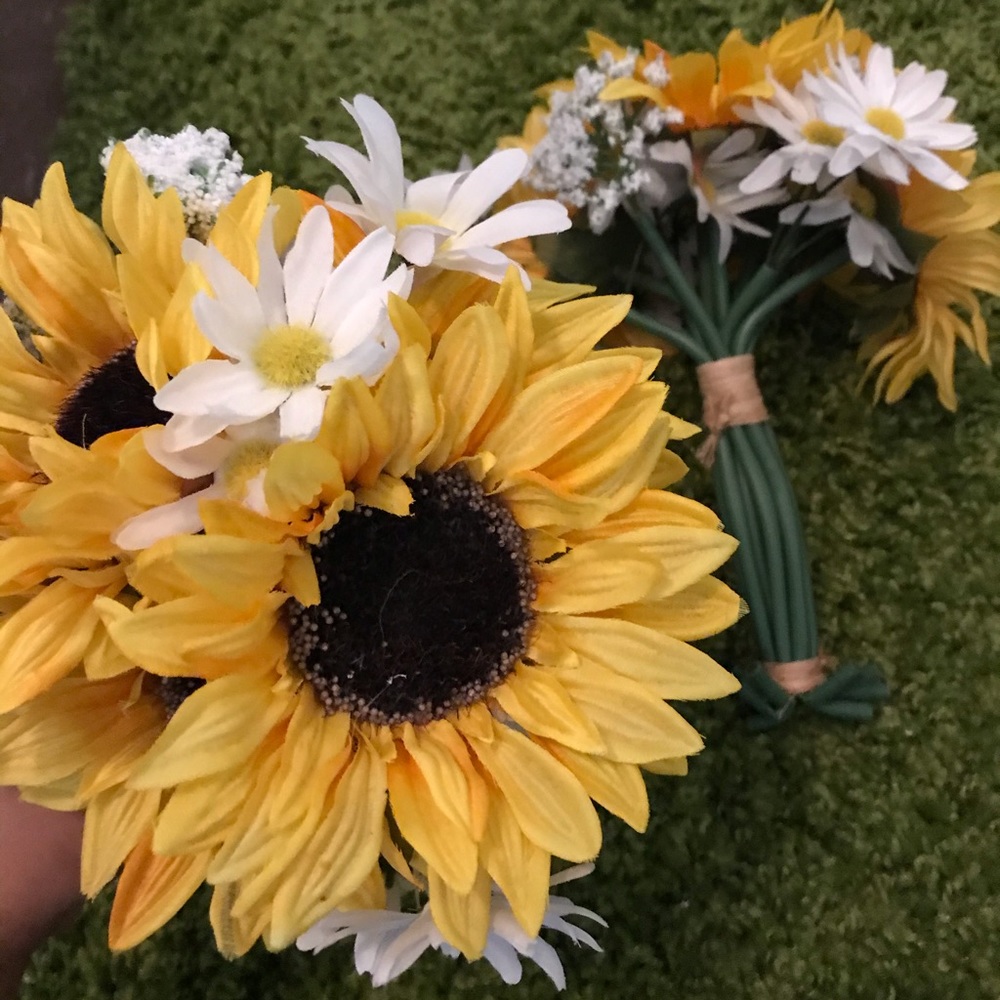 Yellow sunflowers with daisies